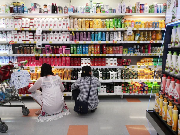 Chiang Rai Thailand Fevereiro Mulheres Não Identificadas Escolhendo Shampoo Supermercado — Fotografia de Stock