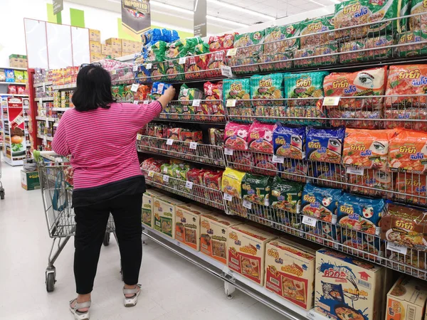 Chiang Rai Thailand Februari Onbekende Vrouw Kiezen Van Instant Noedels — Stockfoto