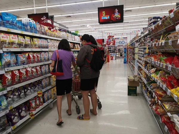 Chiang Rai Thailand Februari Onbekende Vrouwen Kiezen Koffie Supermarkt Februari — Stockfoto