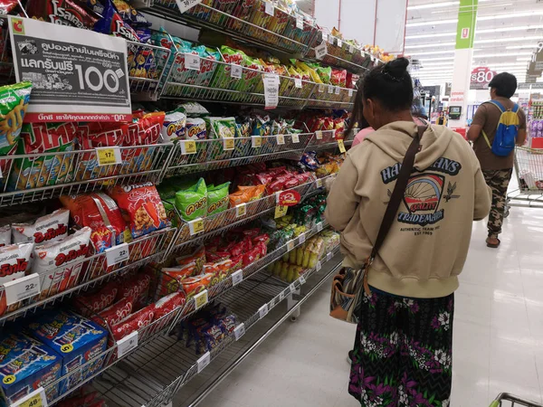 Chiang Rai, Tayland - 12 Şubat: aperatifler süpermarkette 12 Şubat 2019 seçme Chiang rai, Tayland kimliği belirsiz bir kadın.