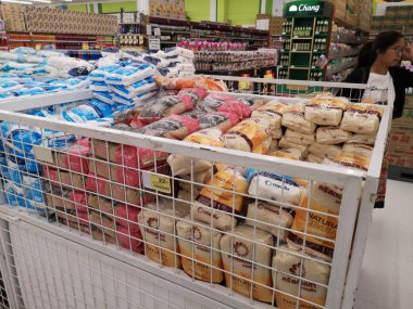 Chiang Rai, Tayland - 15 Şubat: tanımlanamayan müşteri ekranda şeker süpermarkette 15 Şubat 2019 seçme Chiang rai, Tayland.