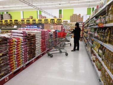 Chiang Rai, Tayland - 15 Şubat: ekranda paketlenmiş pirinç süpermarkette 15 Şubat 2019 seçme Chiang rai, Tayland tanımlanamayan müşteri.