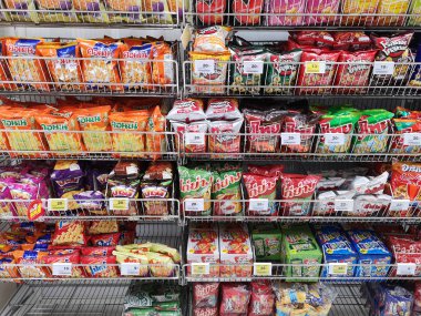 Chiang Rai, Tayland - 15 Şubat: aperatifler çeşitli markalarda süpermarkette 15 Şubat 2019 Chiang rai, Tayland satılan.