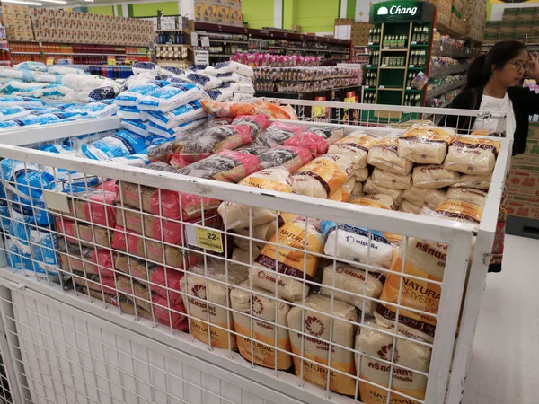 泰国清莱 2月15日 在泰国清莱 身份不明的顾客选择在超市展出的糖 — 图库照片