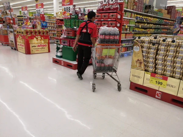 Chiang Rai Tailandia Febrero Trabajador Identificado Que Toma Refrescos Carrito —  Fotos de Stock