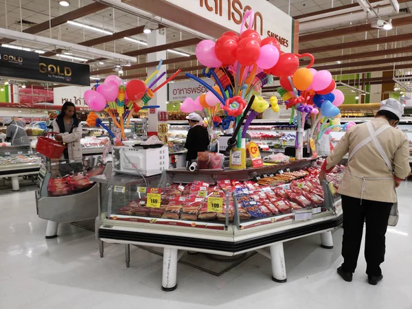 Chiang Rai Thailandia Febbraio Salsiccia Con Lavoratrice Supermercato Febbraio 2019 — Foto Stock