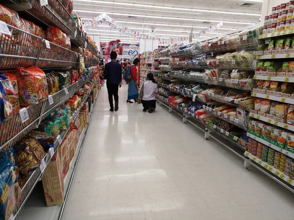 Chiang Rai Thailand Fevereiro Pessoas Não Identificadas Escolhendo Mercadorias Supermercado — Fotografia de Stock