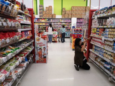 Chiang Rai, Tayland - 4 Mart: Kimliği belirsiz Asyalı kadın choosi
