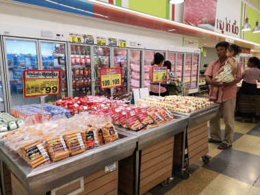 Chiang Rai, Tayland - 4 Mart: Kimliği belirsiz Asyalı müşteri cho