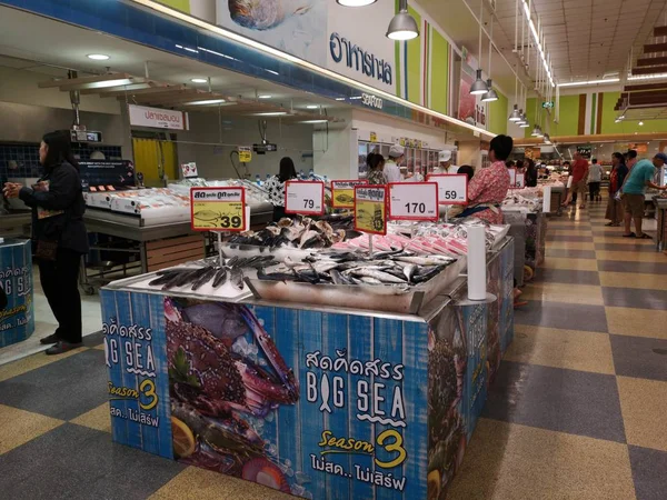 CHIANG RAI, THAILAND - MARCH 4 : Unidentified asian customers ch — Stock Photo, Image