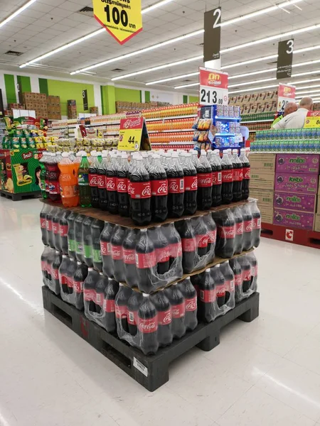 CHIANG RAI, TAILANDIA - 4 DE MARZO: botellas de refrescos en exhibición o — Foto de Stock