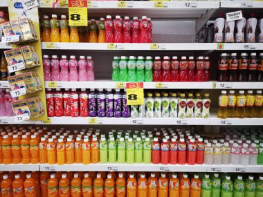 Chiang Rai, Tayland - 10 Ocak: Meyve suları rafta çeşitli marka süpermarkette 10 Ocak 2019 Chiang rai, Tayland satılan.