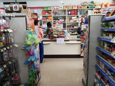 Chiang Rai, Tayland - 10 Ocak: 7-eleven mağaza kasiyer, 10 Ocak 2019 Chiang rai, Tayland para kimliği belirsiz kadın.
