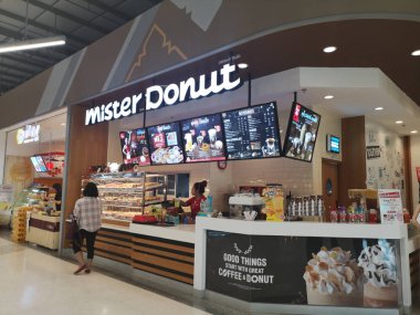 Chiang Rai, Tayland - 7 Mart 2019: tanımlanamayan İşçi Gıda mağaza kafede Bay Donut 7 Mart 2019 Chiang rai, Tayland hazırlanıyor..