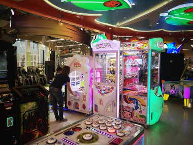 Chiang Rai, Tayland - 7 Mart 2019: kimliği belirsiz kadın yakalamak oyun arcade oyun ve eğlence bölgesinde mağaza, 7 Mart 2019 Chiang rai, Tayland bebekler.