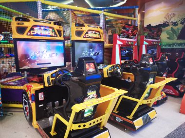 Chiang Rai, Tayland - 7 Mart 2019: arcade oyun ve eğlence bölgesinde mağazası, 7 Mart 2019 Chiang rai, Tayland yarış makinesi.