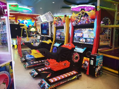 Chiang Rai, Tayland - 7 Mart 2019: Arcade oyun ve eğlence bölgesinde mağaza tarih 7 Mart 2019, Chiang rai, Tayland, Bisiklet sürme makinesi.