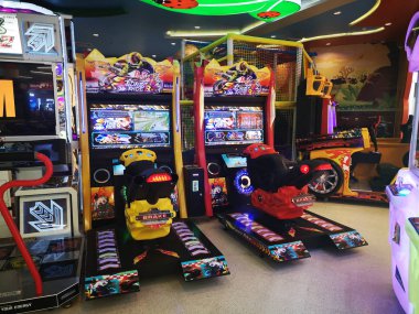 Chiang Rai, Tayland - 7 Mart 2019: Arcade oyun ve eğlence bölgesinde mağaza tarih 7 Mart 2019, Chiang rai, Tayland, Bisiklet sürme makinesi.