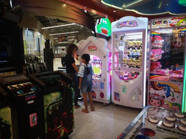 Chiang Rai, Tayland - 7 Mart 2019: bebek mağazası arcade oyun ve eğlence bölgesinde, 7 Mart 2019 Chiang rai, Tayland alıcı kimliği belirsiz kadın ve kız kelepçelememz.