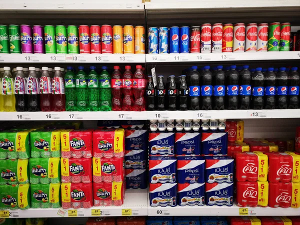 CHIANG RAI, THAILAND - JANEIRO 10: Várias marcas de refrigerantes na prateleira vendidas no supermercado em 10 de janeiro de 2019 em Chiang rai, Tailândia . — Fotografia de Stock