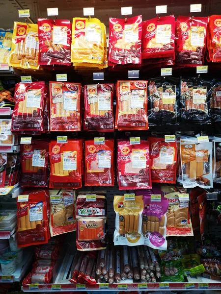 Chiang Rai, Tajlandia - 10 stycznia: różnych marek kiełbaski na półce sprzedawane w supermarkecie na 10 stycznia 2019 w Chiang rai, Thailand. — Zdjęcie stockowe