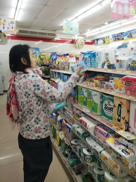 CHIANG RAI, THAILAND - JANEIRO 10: mulher não identificada escolhendo mercadorias em 7-onze loja em janeiro 10, 2019 em Chiang rai, Tailândia . — Fotografia de Stock