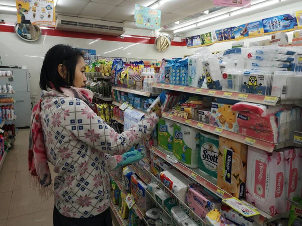 Chiang Rai, Thailand - 10 januari: onbekende vrouw kiezen toilet papers in 7-eleven-winkel op 10 januari 2019 in Chiang rai, Thailand. — Stockfoto