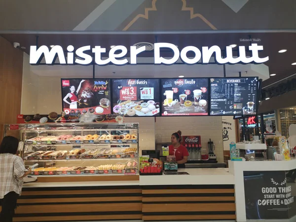 Chiang Rai, Tayland - 7 Mart 2019: kimliği belirsiz kadın İşçi Gıda mağaza kafede Bay Donut 7 Mart 2019 Chiang rai, Tayland hazırlanıyor..