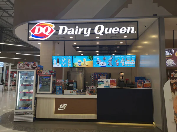 CHIANG RAI, THAILAND - 7 марта 2019 года: Внутренний вид универмага с магазином Dairy Queen в универмаге Central Plaza 7 марта 2019 года в Чианграе, Таиланд . — стоковое фото