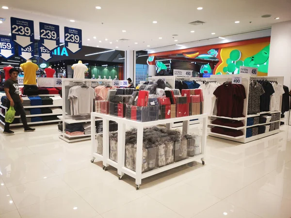 CHIANG RAI, TAILANDIA - 7 DE MARZO DE 2019: interior del centro comercial en los grandes almacenes el 7 de marzo de 2019 en Chiang rai, Tailandia . — Foto de Stock