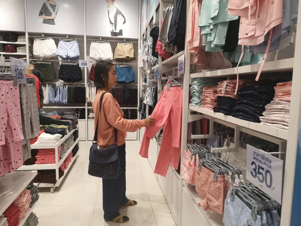 CHIANG RAI, THAILANDIA - 7 MARZO 2019: donna non identificata sceglie abbigliamento nei grandi magazzini il 7 marzo 2019 a Chiang rai, Thailandia . — Foto Stock
