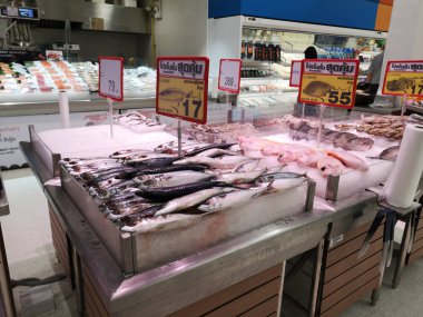 Chiang Rai, Tayland - 12 Şubat: Chiang rai, Tayland 12 Şubat 2019 saba balık süpermarkette buzda donmuş.