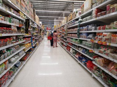 Chiang Rai, Tayland - 7 Mart 2019: Ürünler süpermarkette 7 Mart 2019 Chiang rai, Tayland arayan iki kimliği belirsiz Asyalı müşteriler.