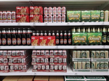 Chiang Rai, Tayland - 7 Mart 2019: 7 Mart 2019, Chiang rai, Tayland tarihinde süpermarkette Satılık rafta bira çeşitli markalar.