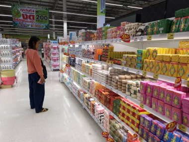 Chiang Rai, Tayland - 7 Mart 2019: sabunlar süpermarkette rafta 7 Mart 2019 Chiang rai, Tayland arıyorum kimliği belirsiz Asyalı müşteri.