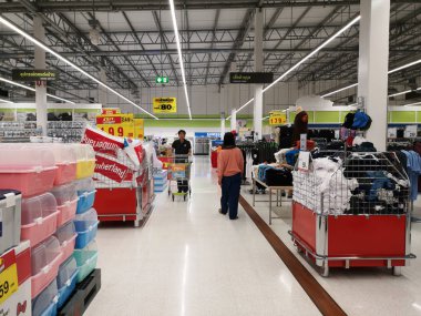 Chiang Rai, Tayland - 7 Mart 2019: kimliği belirsiz Asyalı müşteri arayan tuvalet kağıdı süpermarkette rafta 7 Mart 2019 Chiang rai, Tayland.