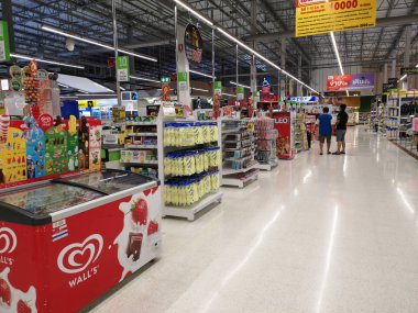 Chiang Rai, Tayland - 7 Mart 2019: kimliği belirsiz Asyalı müşteri süpermarket kasiyer, Chiang rai, Tayland 7 Mart 2019 yürüyüş.