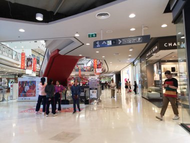 Chiang Rai, Tayland - 7 Mart 2019: Merkez mağazası iç 7 Mart 2019 Chiang rai, Tayland kimliği belirsiz Asyalı insanlar.