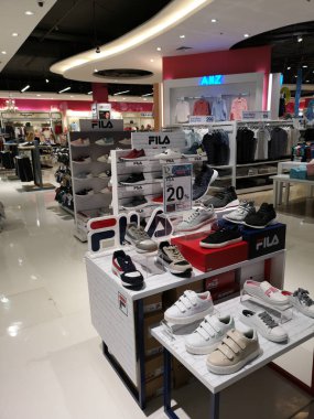 Chiang Rai, Tayland - 7 Mart 2019: Ekranda Fila ayakkabı alışveriş merkezinde 7 Mart 2019 Chiang rai, Tayland satılan.