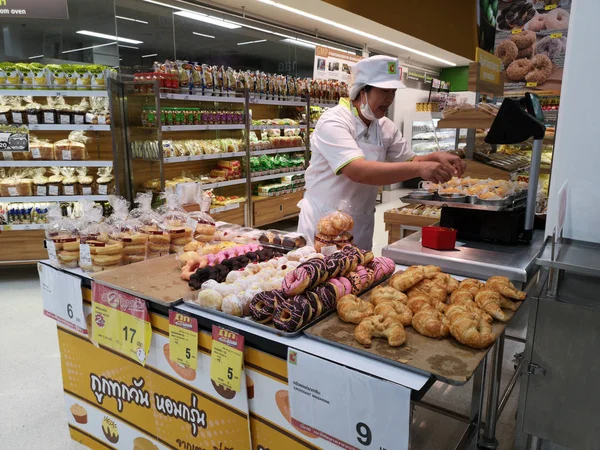 치 앙 라이, 태국-3 월 7 일, 2019: 정체 불명된 남성 작업자 준비 도넛과 크로 슈퍼마켓에서 판매를 위한 3 월 7 일, 2019, 치 앙 라이, 태국. — 스톡 사진