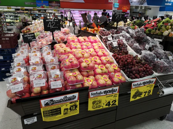 CHIANG RAI, THAÏLANDE - 7 MARS 2019 : divers fruits emballés vendus au supermarché le 7 mars 2019 dans la région de Chiang, Thaïlande . — Photo