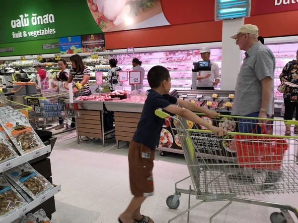 CHIANG RAI, THAILAND - FEVEREIRO 12: Clientes não identificados que ostentam frango fresco no supermercado em 12 de fevereiro de 2019 em Chiang rai, Tailândia . — Fotografia de Stock