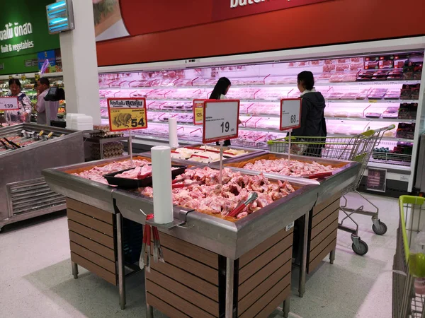 CHIANG RAI, TAILANDIA - 12 DE FEBRERO: Clientes no identificados que comen pollo fresco en el supermercado el 12 de febrero de 2019 en Chiang rai, Tailandia . — Foto de Stock