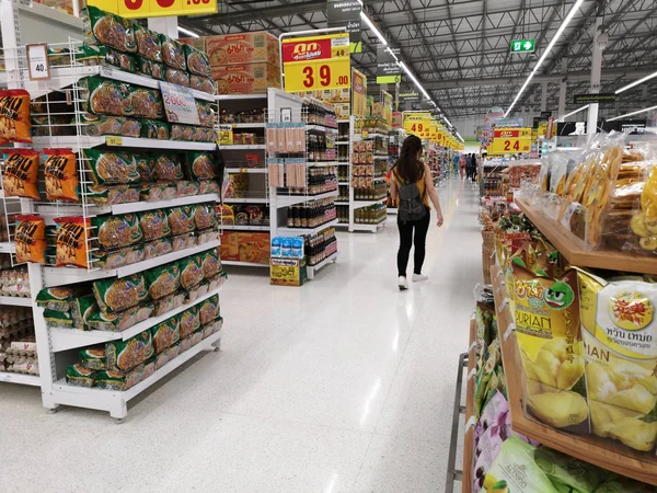 Chiang Rai, Thajsko - 7 března 2019: neznámých asijských žena chodí zboží v supermarketu na 7 březnu 2019 v Chiang rai, Thajsko. — Stock fotografie