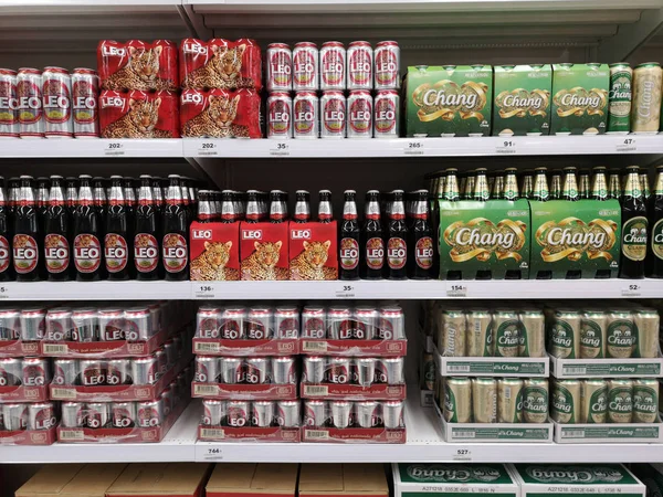 CHIANG RAI, THAILAND - MARÇO 7, 2019: várias marcas de cerveja na prateleira à venda no supermercado em 7 de março de 2019 em Chiang rai, Tailândia . — Fotografia de Stock