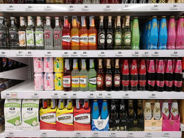 CHIANG RAI, THAILAND - MARÇO 7, 2019: várias marcas de cerveja na prateleira à venda no supermercado em 7 de março de 2019 em Chiang rai, Tailândia . — Fotografia de Stock