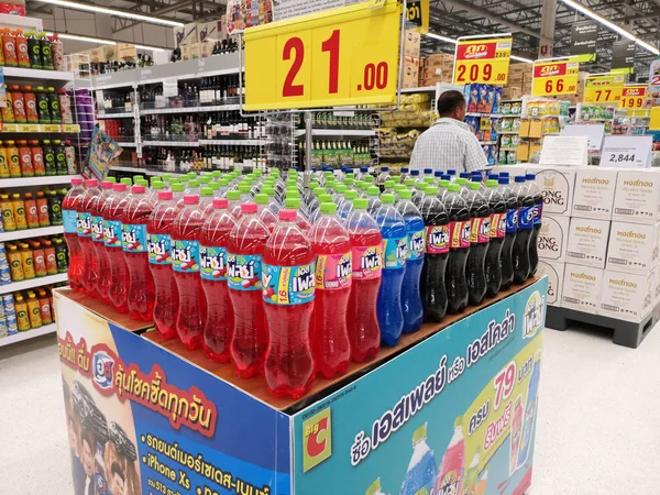 Chiang Rai, Thajsko - 7 března 2019: různé značky nealko limonády na displeji prodávané v supermarketu na 7 březnu 2019 v Chiang rai, Thajsko. — Stock fotografie