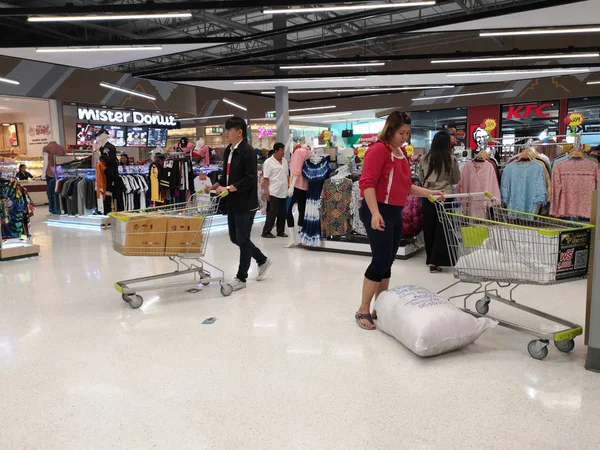 Chiang Rai, Thaiföld - 2019. március 7.: Azonosítatlan ázsiai emberek használ, bevásárló kosár szupermarketben a március 7-én, 2019 Chiang Rai, Thaiföld. — Stock Fotó
