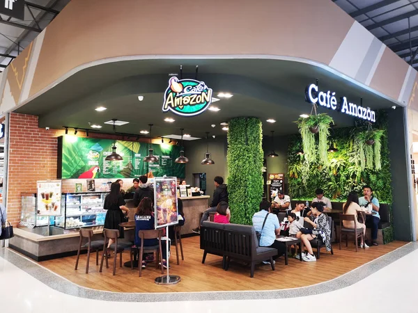 CHIANG RAI, TAILANDIA - 7 DE MARZO DE 2019: Cliente no identificado sentado en el Café Amazon en el supermercado el 7 de marzo de 2019 en Chiang rai, Tailandia . — Foto de Stock