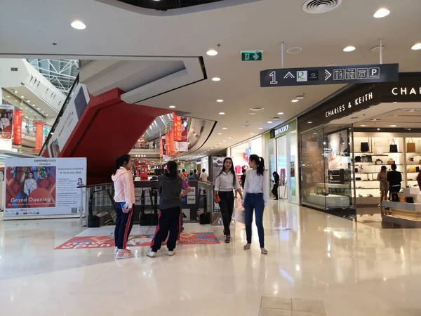 Chiang rai, thailand - 7. März 2019: Unbekannte asiatische Personen gehen am 7. März 2019 in chiang rai, thailand durch das Innere des zentralen Kaufhauses. — Stockfoto